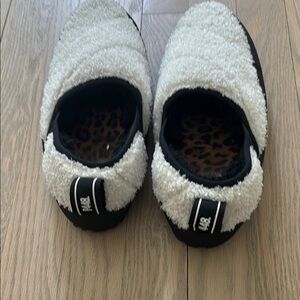 P448 Cream and Black Cozy Slippers